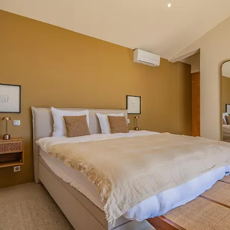 Villa Azureenne De La Nartelle *