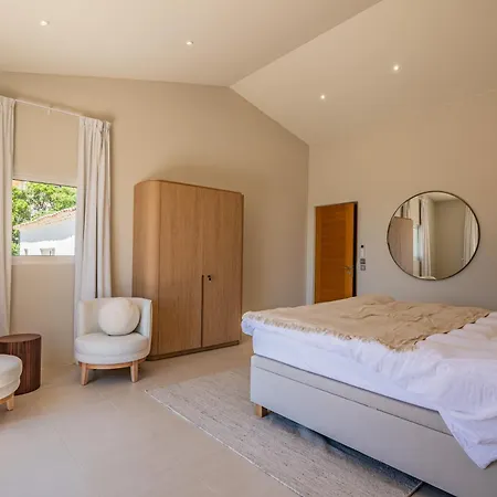 Azureenne De La Nartelle Villa *