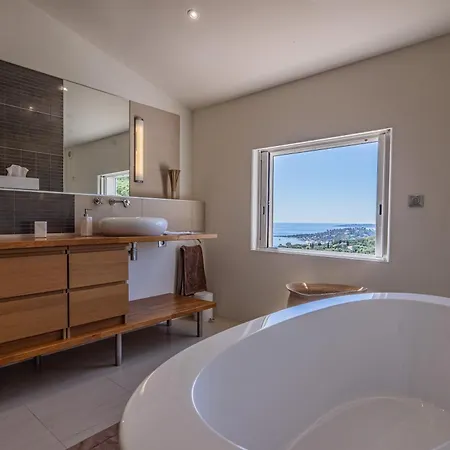 Azureenne De La Nartelle *