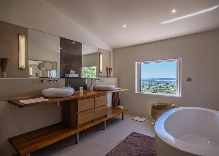 Villa Azureenne De La Nartelle *