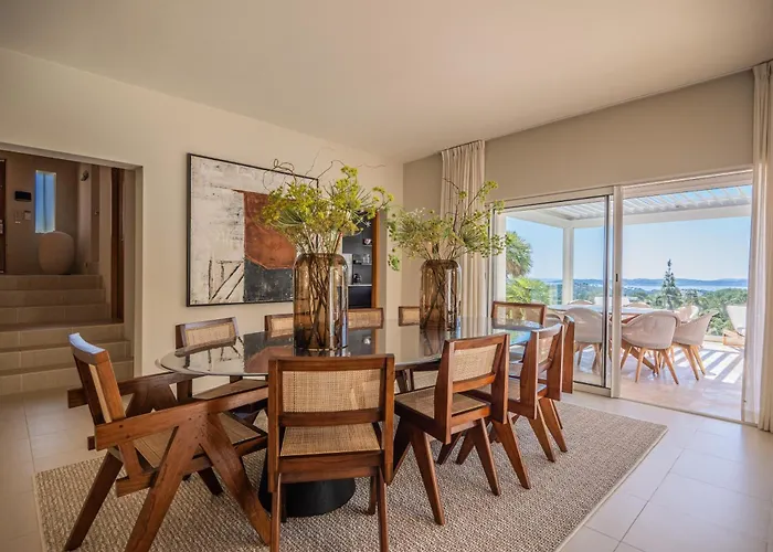 Azureenne De La Nartelle *