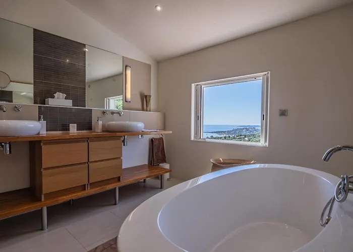 Azureenne De La Nartelle *