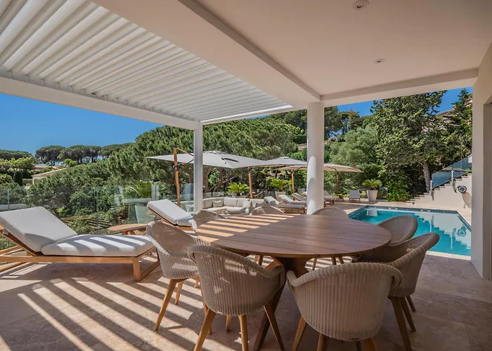 Azureenne De La Nartelle *